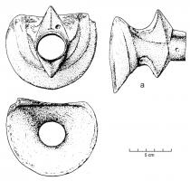 BAS-4008 - Bassin à déversoir zoomorphe
bronze
Bassin martelé à large panse carénée, fond ombiliqué, pourvu d'une paroi transversale percée faisant office de passoire ; à l'arrière, un déversoir plastique est fixé à l'extérieur, et sur la paroi opposée une anse articulée ; sous le fond, supports en forme de pelte. Les éléments comme les anses en oméga ou pieds peltes semblent correspondre à une interprétation locale d'un répertoire décoratif italique.