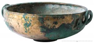 BAS-4066 - Bassin de type Bienert 55
bronze
Bassin de grand module, à panse carénée reposant sur un pied annulaire portant des moulures concentriques. Bord rentrant, lèvre plate. Décor de 3 lignes incisées sur le haut de la panse. Deux anses latérales en oméga, interrompues au sommet par 3 moulures transversales, et des pattes de fixation d'inspiration zoomorphe.