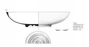 BAS-4069 - Bassin de type Bienert 56
bronze
Bassin de petit module, à panse carénée reposant sur un pied annulaire portant des moulures concentriques. Bord rentrant, lèvre plate. Décor de 3 lignes incisées sur le haut de la panse. Deux anses latérales en oméga, interrompues au sommet par 3 moulures transversales, et des pattes de fixation d'inspiration zoomorphe.
