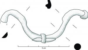BAS-4070 - anse de bassin
bronze
Anse de bassin à tige de section semi-circulaire et circulaire comportant un bourrelet central. Les extrémités sont très évasées et bouletées.