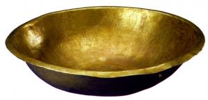 BAS-7001 - BassinbronzeTPQ : 1200 - TAQ : 1500Bassin martelé à vasque profonde, paroi oblique, bord plat déversé; décor interne incisé.