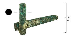 BCE-4011 - Clavette d'umbo de bouclier ?
bronze
Clavette à tête hémisphérique et tige de section circulaire dotée d'une perforation oblongue et bouletée en partie terminale.