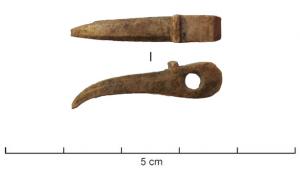 BCG-4008 - Boucle de cingulum
os ou bois de cerf
Boucle de cingulum, de section  triangulaire ; sur les exemplaires les plus élaborés, les extrémités reviennent en crosse vers l'intérieur, et la boucle est limitée du côté de l'articulation par une moulure.  Mais on rencontre aussi des formes très simples, en étrier, présentant toujours, cependant, une face arrière plane. L'ardillon articulé par un axe métallique, est taillé dans le même matériau.