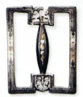 BCG-4018 - Boucle de cingulum
argent
Cadre rectangulaire divisé en deux parties par une axe vertical, pourvu de décors ajourés en forme de peltes à chaque extrémité.