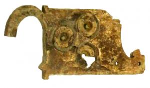 BCG-4024 - Boucle de cingulum
os
Plaque-boucle rigide, à plaque rectangulaire ornée d'ocelles, échancrure encadrée de motifs zoomorphes à l'arrière; la plaque est fixée à une boucle ou bélière non articulée, sans perforation pour le passage d'un ardillon.