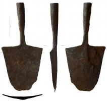 BCH-4006 - Bêche
fer
Bêche à lame trapézoïdale, légèrement incurvée, avec nervure axiale, prolongée au sommet par une douille fermée, rectiligne, percée de trous pour la fixation du manche en bois.