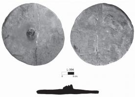 BCN-2002 - Couvercle
plâtre
Couverccle en plâtre modelé (généralement sur un tissu dont l'empreinte reste conservée au revers), de forme circulaire, souvent équipé au centre de la face externe d'un dispositif de préhension ; face inférieure lisse.