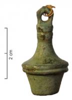 BCN-4011 - Bouchon
bronze
Bouchon composé d'une base tronconique, surmontée d'une collerette moulurée et d'une tipe axiale terminée par une bélière de suspension.