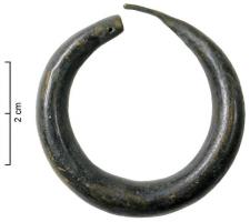 BCO-2001 - Boucle d'oreille
bronze
Boucle d'oreille circulaire formée d'un tube creux, avec une extrémité effilée pour traverser le lobe de l'oreille ; l'autre extrémité est légèrement amincie.