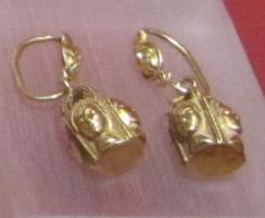 BCO-3025 - Boucle d'oreille quadriforme
or
Boucle d'oreille composée d'une masse creuse, ornée sur les côtés d'une succession de quatre bustes ; suspension sur un anneau filiforme à crochet.