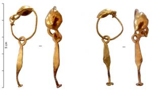 BCO-4013 - Boucle d'oreille
or
Boucle composée d'une coque hémisphérique, soudée sur une plaque de fond (bordure guillochée, ou pas) dont le sommet en forme de fronton épaule un crochet servant à la suspension. Ce fil soudé au revers de la plaque forme aussi dans la partie inférieure une boucle qui devait supporte un pendant lisse ou perlé dont la garniture est manquante.