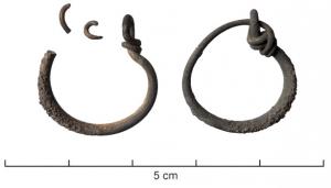 BCO-4017 - Boucle d'oreille
argent
Boucle d'oreille filiforme, constituée d'un anneau légèrement renflé dont les extrémités amincies s'enroulent autour du jonc pour former une boucle et une ligature.