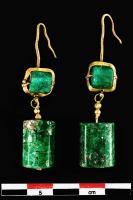 BCO-4023 - Boucle d'oreille
or, pierre
Boucle constituée d'un fil à extrémité effilée, formant une boucle destinée à être passée dans un lobe d'oreille perforé, d'un élément formant le cadre (circulaire ou quadrangulaire) d'une pierre, maintenue sur un axe transversal, puis d'un pendant composé d'une pierre unique surpendue à une chaînette.