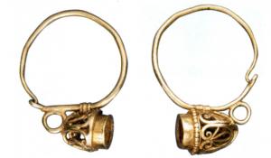 BCO-5001 - Boucle d'oreille
or
Boucle filiforme à crochet, ornée sur le côté d'un cabochon