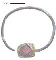 BCO-5019 - Boucle d'oreille polyédrique
bronze
Boucle d'oreille polyédrique pleine, décoré de grenats en table incrustés.