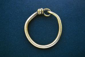 BCO-9001 - Boucle d'oreille filiformeorTPQ : 800 - TAQ : 1000Boucle d'oreille filiforme, aux deux extrémités affinées : l'une d'elles est enroulée sur elle-même pour former une boucle, l'autre est repliée en crochet.