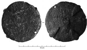 BLC-4037 - Plateau de balance
fer
Simple calotte de tôle, très plate, avec au revers quatre attaches foliacées qui assurent la suspension.