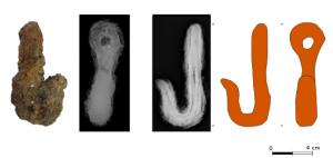 BLC-4051 - Crochet de balance
fer
Crochet en fer constitué d'une seule pièce à extrémité relevée et légèrement sinusoïdale, avec un anneau de suspension fermé au sommet.