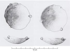 BLC-4052 - Plateau de balance
bronze
Plateau circulaire, en forme de coupelle peu profonde mais néanmoins marquée, avec trois anneaux de suspension métalliques sur le pourtour.