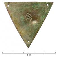 BLC-7001 - Plateau de balance monétaire
bronze
Plateau de balance triangulaire percé de 3 trous de suspension, et portant une marque estampée qui peut généralement être rapprochée d'un type monétaire du XIVème ou du début du XVe siècle.