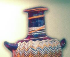 BLS-2005 - Balsamaire sur noyau : bouteille à onguentverreTPQ : -275 - TAQ : -1Balsamaire sur noyau, en verre polychrome : corps bleu foncé et décor de 