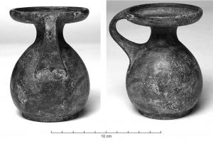 BLS-3007 - Balsamaire
bronze
Balsamaire à corps globulaire, col étranglé et lèvre élargie, pourvu d'une petite anse plate et épaisse, découpée à la base pour faciliter la brasure sur l'épaule. Fond annulaire martelé, avec un anneau de pose.