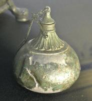 BLS-3015 - Balsamaire
bronze
Balsamaire à corps piriforme, prolongé par un col étroit, l'épaule ornée de godrons ; couvercle conique, rattaché au col par une chaînette.