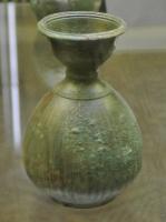 BLS-3017 - Balsamaire
bronze
Balsamaire au corps ovoïde, striée de haut en bas de filets parallèles ; le col étranglé supporte une partie évasée avec un large bord plat pour faciliter l'application de l'huile parfumée.