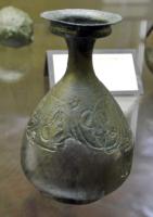 BLS-3019 - Balsamaire
bronze
Balsamaire piriforme, à corps renflé, col étranglé et étiré, bord élargi formant un ressaut; sur la partie supérieure de la panse, frise végétale incisée et repoussée.