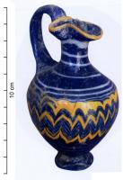 BLS-3025 - Balsamaire sur noyau : oenochoé
verre
TPQ : -525 - TAQ : -375
Cruche miniature à bec tréflé, anse à l'opposé du bec, col étroit, corps renflé à profil presque symétrique, en verre sur noyau à décor de