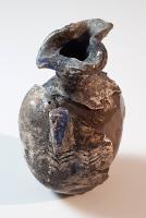 BLS-3028 - Balsamaire sur noyau : oenochoé
verre
Cruche miniature à bec tréflé, anse à l'opposé du bec, col étroit, corps renflé à profil presque symétrique, en verre sur noyau à décor de