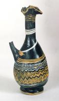 BLS-3029 - Balsamaire sur noyau : oenochoé
verre
Cruche miniature à bec tréflé, anse à l'opposé du bec, col étroit et étiré, corps en forme de goutte, posé sur un pied annulaire, en verre sur noyau à décor de