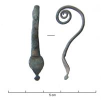 BLS-4018 - Balsamaire
bronze
Balsamaire à anse surélevée, plate, dont le sommet forme une spirale au-dessus de la lèvre du vase ; attache inférieure simplement martelée en pointe, ou en forme de feuille terminée par un bouton.
