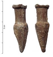 BLS-4046 - Balsamaire fusiforme
plomb
Balsamaire fusiforme (avec ou sans anses...?), moulé dans un moule en deux parties (suture verticale), col cylindrique à bord épaissi. Inscription moulée verticale sur une face.