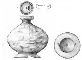 BLS-4052 - Balsamaire
fer
TPQ : 300 - TAQ : 350
Balsamaire à panse ronde légèrement aplatie, col étroit ; deux anneaux en bronze sont maintenus de chaque côté du goulot par des anses annulaires, à appliques en forme de feuille. La base annulaire est forgée avec la panse, le fond plat.