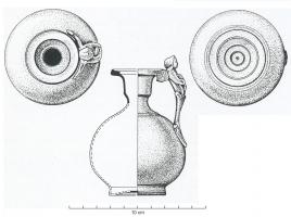 BLS-4079 - Balsamaire de type Tassinari F.1300
bronze
Balsamaire à corps pirifome, col étranglé à bord évasé et lèvre épaissie ; anse en forme de personnage ailé (Eros ?) tenant un poisson (?) et émergeant d'un fleuron, qui se prolonge en attache inférieure foliacée.