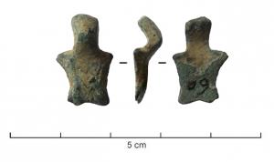 BLS-4081 - Balsamaire
bronze
Balsamaire équipé de deux anses mobiles à anneau, fixées sur le col par deux minuscules attaches à plaque rectangulaire à bord concaves, et d'une sorte de crochet servant à retenir l'anneau.