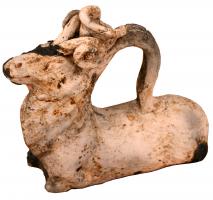 BLS-4086 - Balsamaire zoomorphe : bélier
terre cuite
TPQ : 30 - TAQ : 150
Quadrupède en terre beige, glaçure plombifère. Le corps lisse est prolongé par un cou recouvert de grosses mèches ; tête de bélier avec cornes enroulées, surmontées du col du vase.