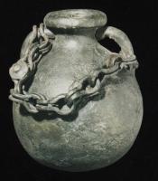 BLS-4147 - Balsamaire - Aryballe 
bronze
TPQ : 1 - TAQ : 300
Balsamaire de forme sphérique (sans fond) : ampoule renflée équipée d'un col court, en bourrelet pour faciliter l'application du parfum, et pourvu de deux anses courtes reliant le bord au sommet de la panse.