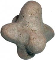 BOB-3001 - Bobine
terre cuite
Objet modelé, souvent assez peu soignés dans la finition, de manière à former une sorte d'étoile à six branches non percées : quatre branches pleines en forme de croix aux extrémités perpendiculaires sur un même plan et deux autres disposées dans la perpendiculaire.