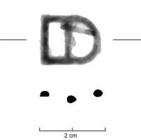 BOC-8007 - Boucle à double fenêtre mixte (semi-circulaire et quadrangulaire)
cuivre
Boucle à double fenêtre composée d'une fenêtre carrée ou rectangulaire et d'une fenêtre circulaire ou semi-circulaire. Il semblerait que la partie distale soit la fenêtre circulaire. Comme souvent sur ces petites boucles en alliage cuivreux, l'ardillon peut être en fer.
