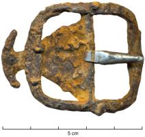 BOC-9010 - Boucle de chaussure
fer
Boucle sans décor, symétrique, en forme de rectangle ou de double D, à chape en forme d'ancre mobile sur l'axe central et qui dépasse de la boucle.