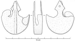 BOF-4003 - Bouterolle de fourreau de spatha
bronze
Bouterolle en forme de boîtier plat, semi-ovalaire, aux angles supérieurs prolongés par des fleurons et pourvu d'une arête médiane dont la terminaision losangique est percée pour maintenir la pièce sur le fourreau en bois.