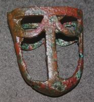 BOF-7001 - Bouterolle de fourreau d'épée
bronze
Bouterolle en U, formant un étui ajouré avec deux bandes en arc de cercle et une bande axiale sur chaque face.