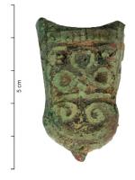 BOF-8002 - Bouterolle
bronze
Bouterolle de fourreau d'épée de forme trapézoïdale ; base en demi-cercle munie d'un bouton terminal ; deux appendices latéraux en partie supérieure ; décor mouluré comprenant en bas une double crosse, et au-dessus une composition de boucles disposées en triangle.