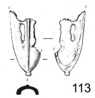 BOF-8008 - Bouterolle de fourreau
bronze
Bouterolle de fourreau d'épée en forme de boîtier à extrémité arrondie, base munie d'un petit bouton ; la face externe est percée d'ajours circulaires autour d'ouvertures rectangulaires, parfois de part et d'autre d'une côte médiane; trous au revers pour la fixation sur le bois du fourreau.