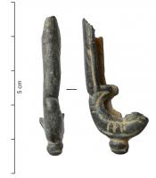 BOF-9003 - Bouterolle
bronze
Bouterolle à extrémité arrondie, simple gouttière avec deux ergots tournés vers l'intérieur du côté de la pointe, bouton à la base.