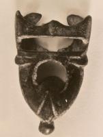 BOF-9017 - Bouterolle de fourreau
bronze
Bouterolle percée de deux ajours superposés, bouton à l'extrémité, sommet festonné à pointe centrale.