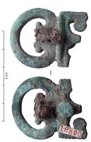 BOH-4004 - Boucle de harnais
bronze, fer
Boucle rigide comportant une boucle à ergots encadrant l'articulation de l'ardillon en fer, prolongée par une plaque rectangulaire, ajourée de volutes et maintenue sur une lanière de cuir par des boutons-rivets.