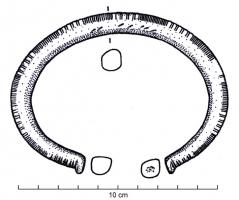 BRC-1019 - Bracelet à tige massive : type de Balingen
bronze
Bracelet à tige massive, le plus souvent à petits tampons, de section circulaire à subcirculaire ; décor réalisé par incision de stries transversales doubles, régulièrement espacées alternant avec des plages de stries simples plus serrées ; possibles méplats latéraux.